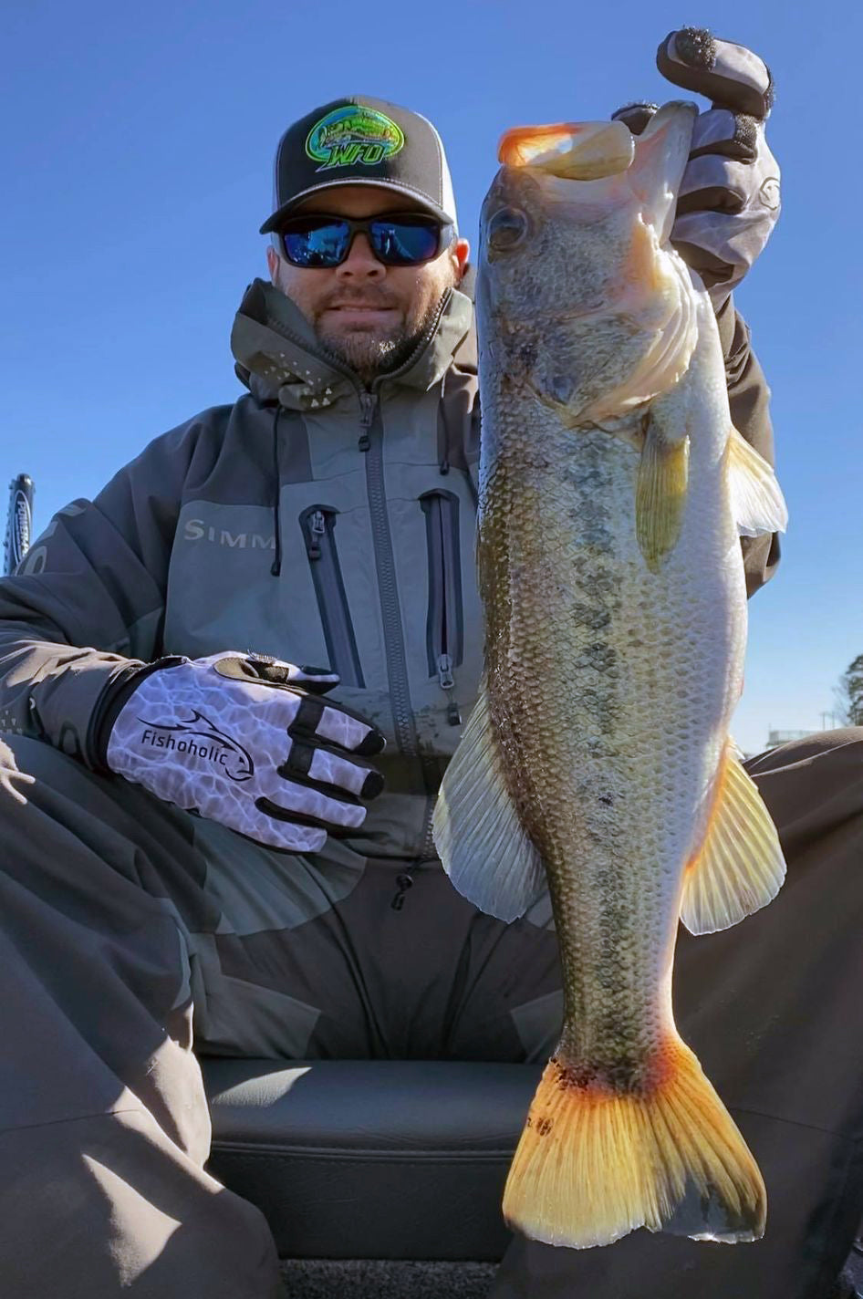 Fishoholic cwGLV-M Cold-Weather Super-Sticky Fishing Gloves - 3 pull-back tips - tie lures & use phone